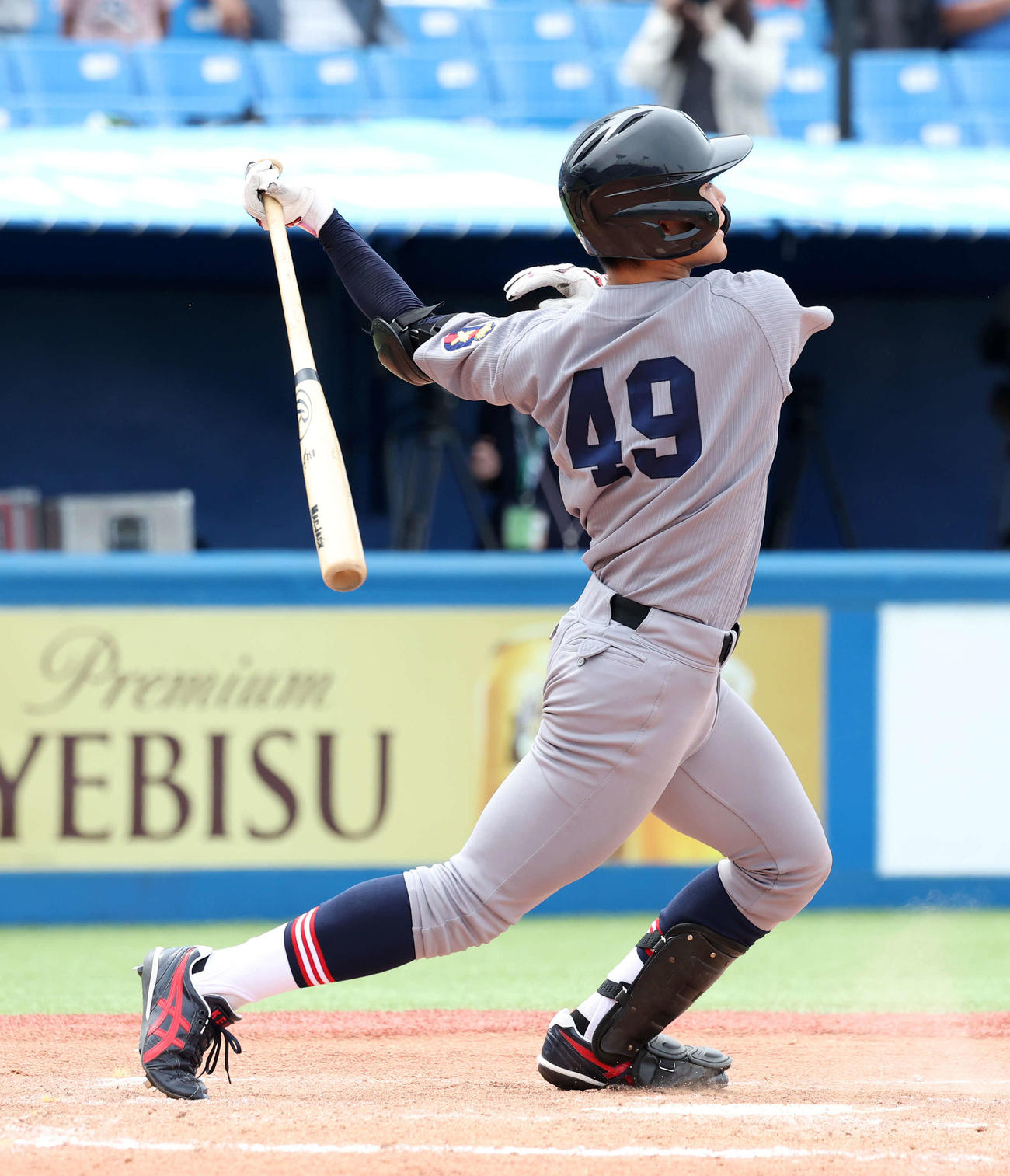 法大対慶大　12回裏慶大1死、渡辺憩は左越えサヨナラ本塁打を放つ（撮影・鈴木正人）