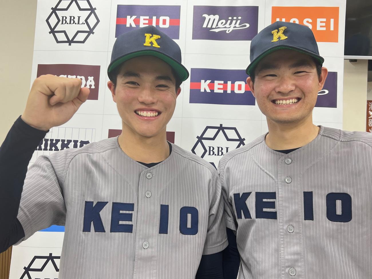 リーグ戦初勝利を挙げた慶大・木暮（右）とサヨナラ弾の1年生・渡辺（撮影・金子真仁）