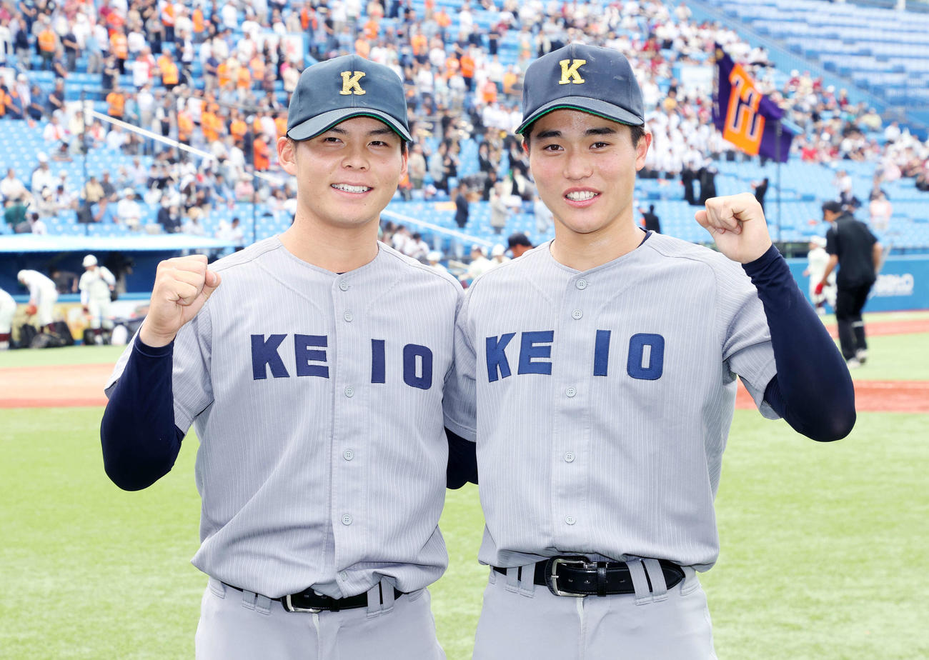 法大対慶大　勝利し笑顔でガッツポーズする慶大・外丸（左）と渡辺憩（撮影・鈴木正人）