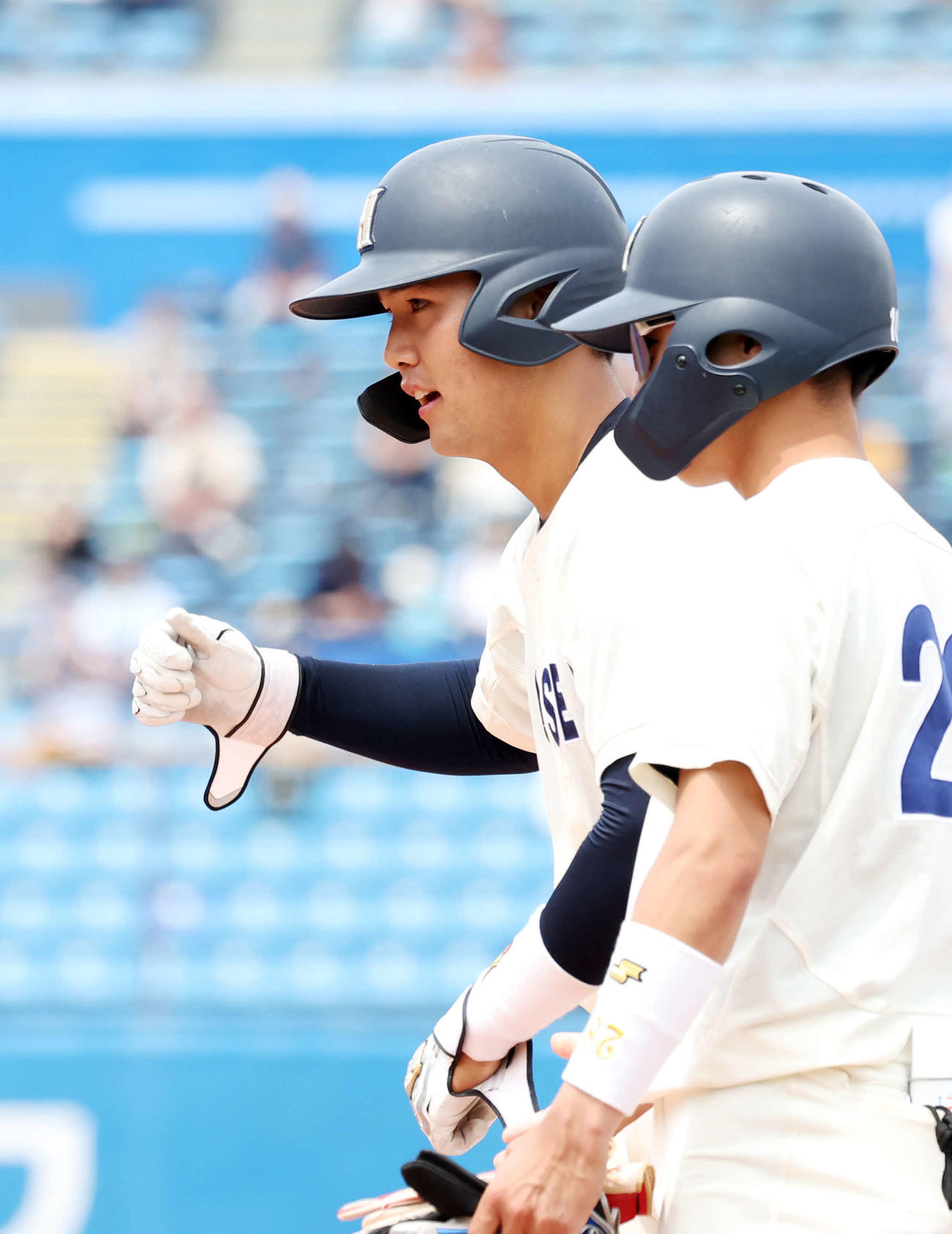 法大対慶大　9回表法大1死三塁、吉安は左前適時打を放つ（撮影・鈴木正人）