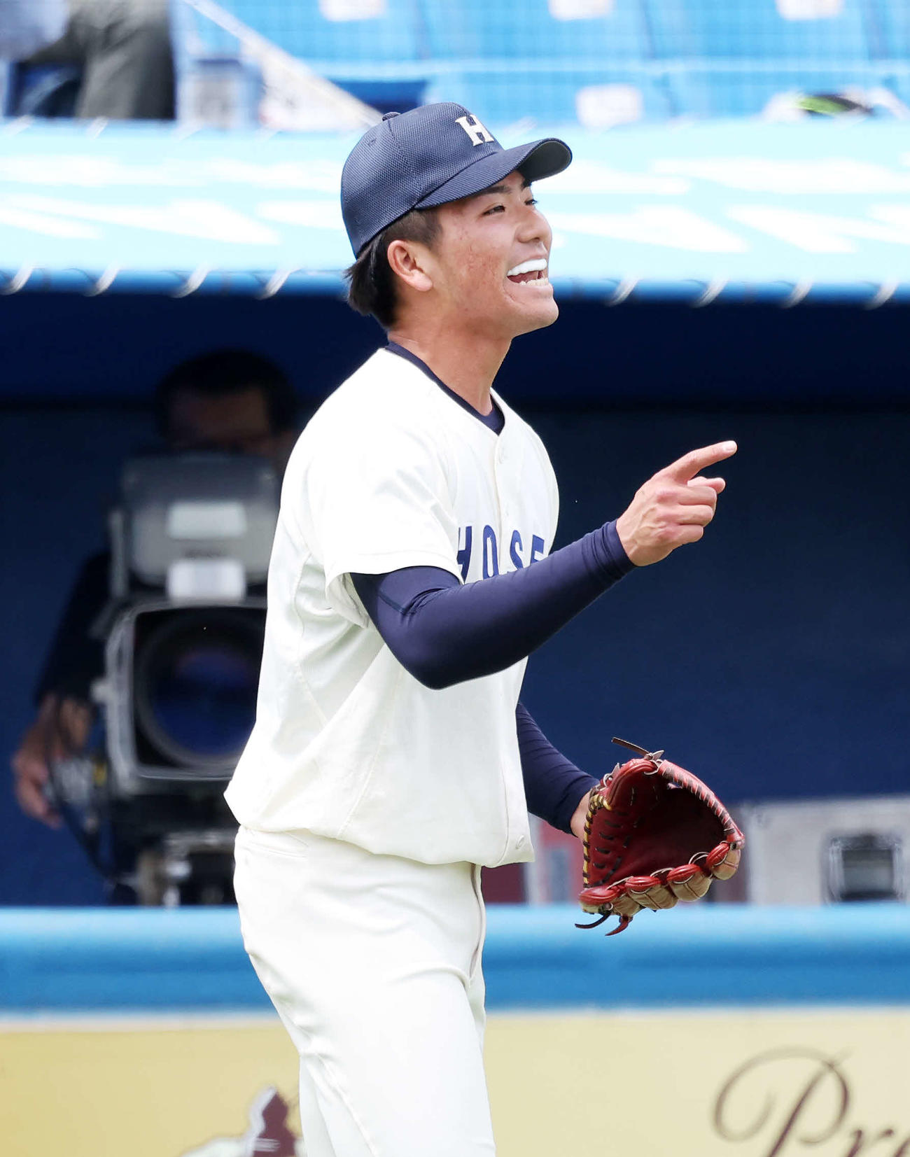 法大対慶大　3回裏、慶大の攻撃を抑え笑顔を見せる法大・篠木（撮影・鈴木正人）