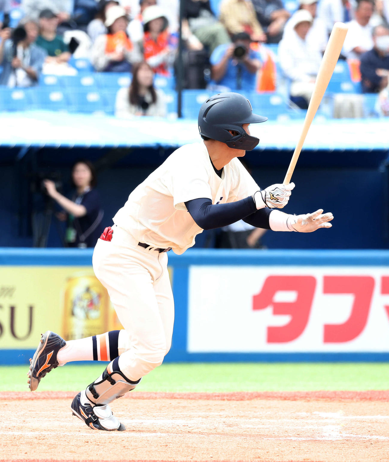 法大対慶大　9回表法大1死三塁、吉安は左前適時打を放つ（撮影・鈴木正人）