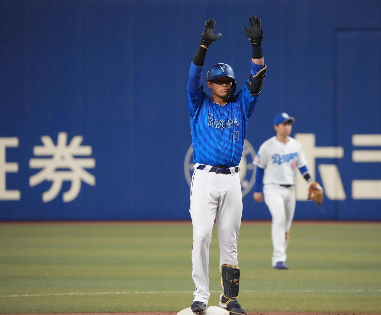 中日対DeNA 7回表DeNA無死一塁、右適時二塁打を放った蝦名（撮影・森本幸一）