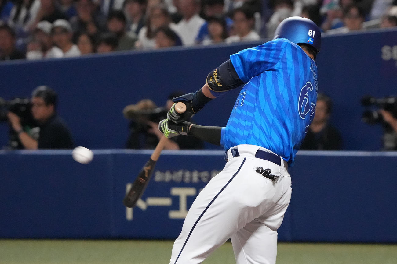 中日対DeNA 7回表DeNA無死一塁、右適時二塁打を放つ蝦名（撮影・森本幸一）