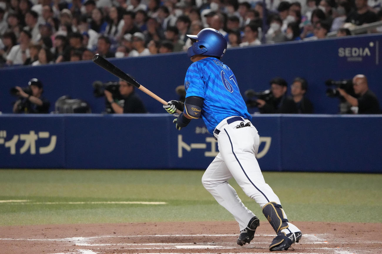 中日対DeNA 7回表DeNA無死一塁、右適時二塁打を放つ蝦名（撮影・森本幸一）