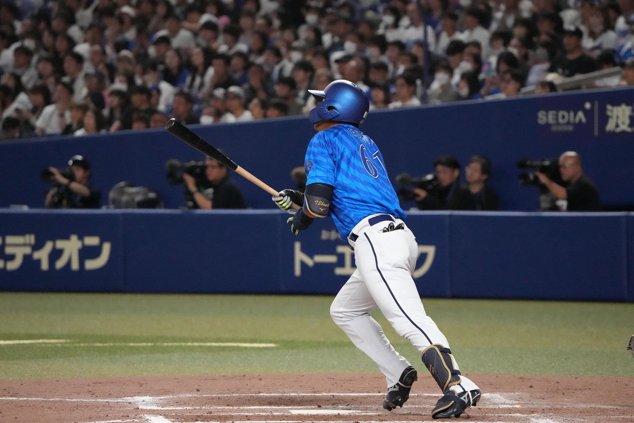 中日対DeNA 7回表DeNA無死一塁、右適時二塁打を放つ蝦名（撮影・森本幸一）