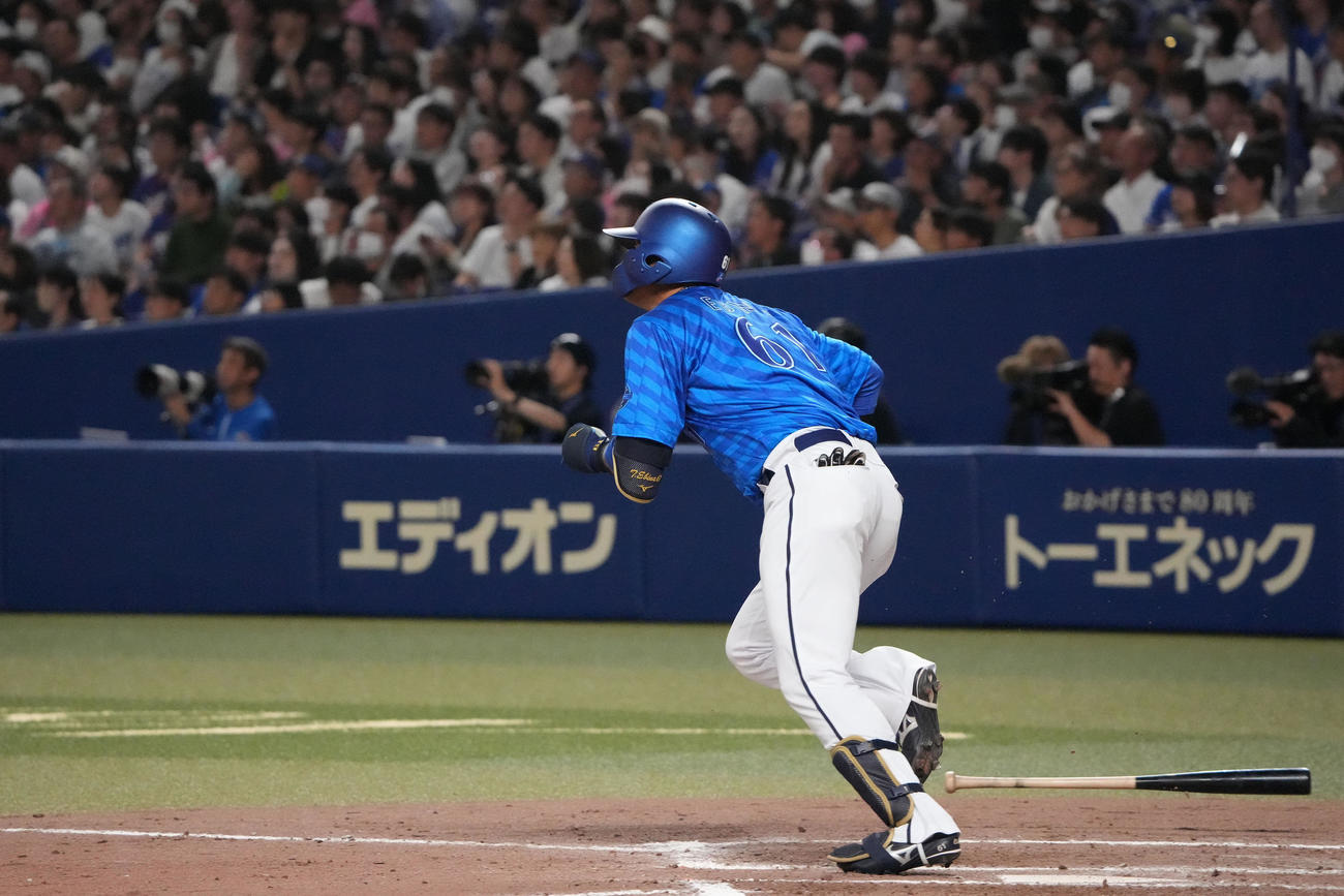 中日対DeNA 7回表DeNA無死一塁、右適時二塁打を放つ蝦名（撮影・森本幸一）