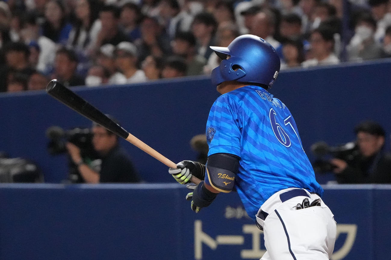 中日対DeNA 7回表DeNA無死一塁、右適時二塁打を放つ蝦名（撮影・森本幸一）