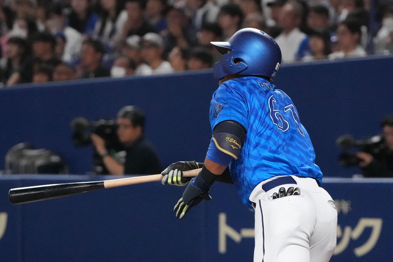 中日対DeNA 7回表DeNA無死一塁、右適時二塁打を放つ蝦名（撮影・森本幸一）