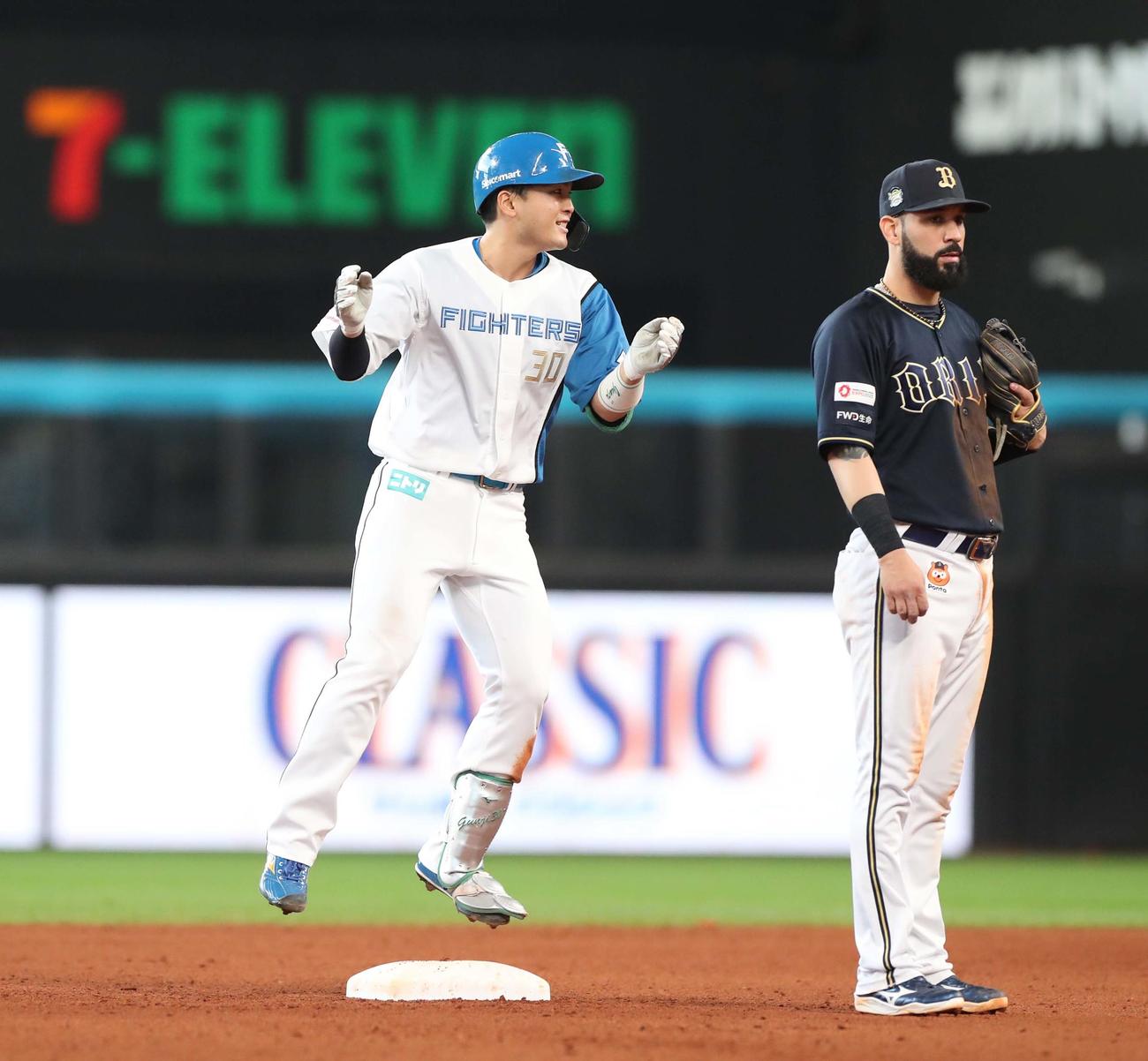 日本ハム対オリックス　8回裏日本ハム2死二塁、左前適時打を放ち塁上で喜ぶ郡司（撮影・黒川智章）