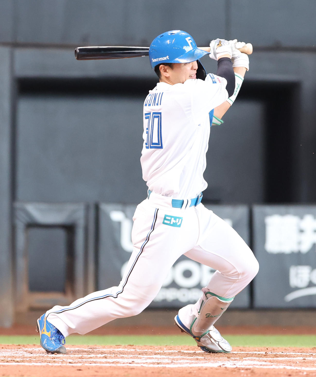 日本ハム対オリックス　8回裏日本ハム2死二塁、郡司は左前適時打を放つ（撮影・佐藤翔太）