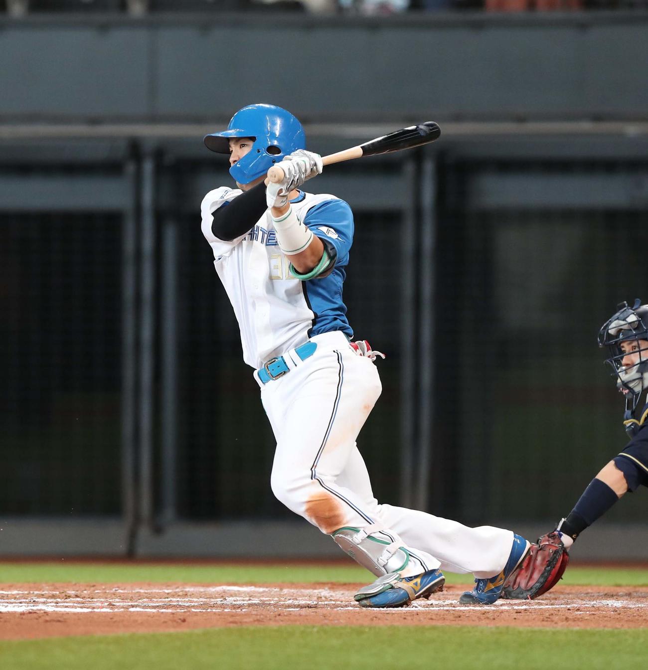 日本ハム対オリックス　8回裏日本ハム2死二塁、左前適時打を放つ郡司（撮影・黒川智章）