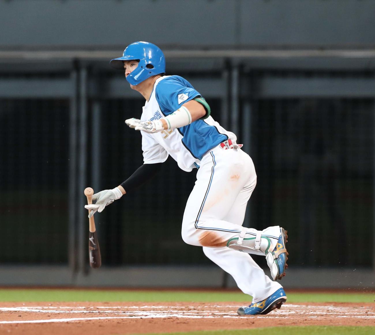 日本ハム対オリックス　8回裏日本ハム2死二塁、左前適時打を放つ郡司（撮影・黒川智章）