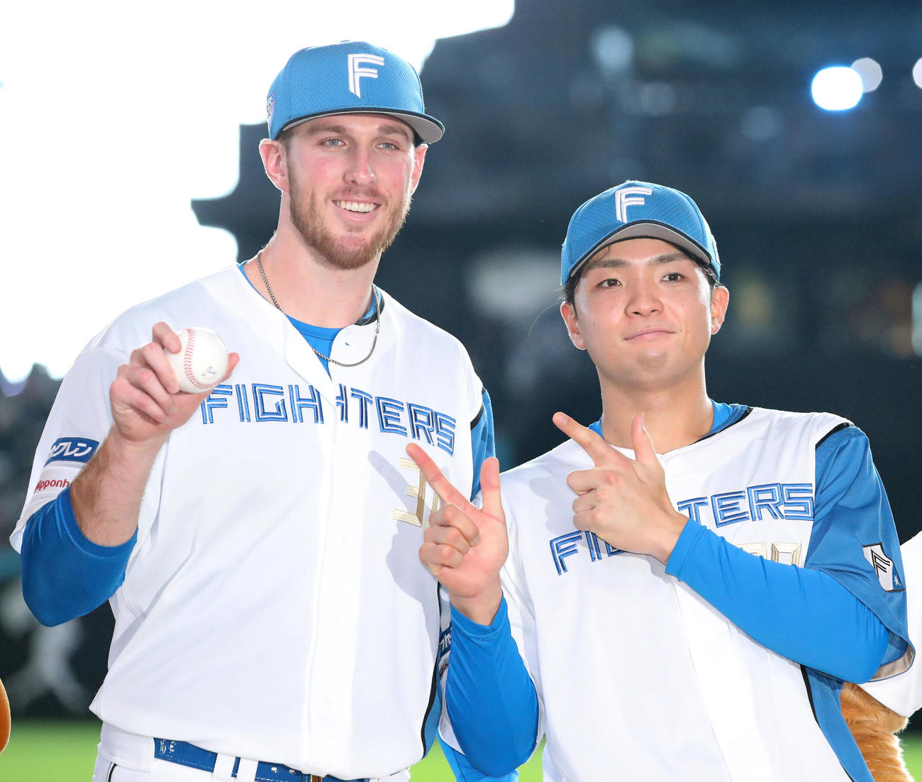 日本ハム対オリックス　試合終了後、フォトセッションをする来日初勝利を挙げた日本ハム・マーフィー（左）と郡司（撮影・佐藤翔太）