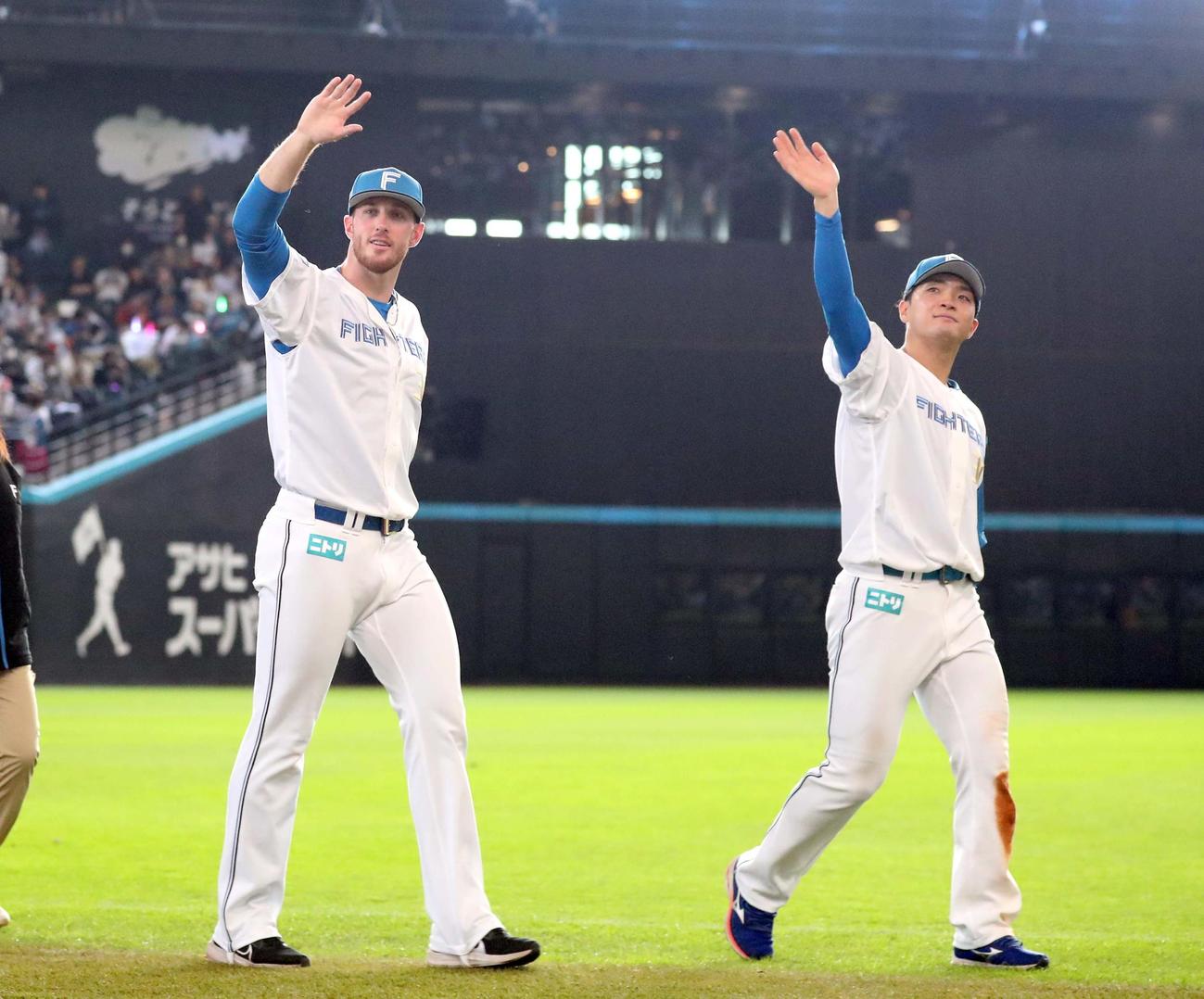 日本ハム対オリックス　試合後、スタンドに手を振るマーフィー（左9と郡司（撮影・黒川智章）