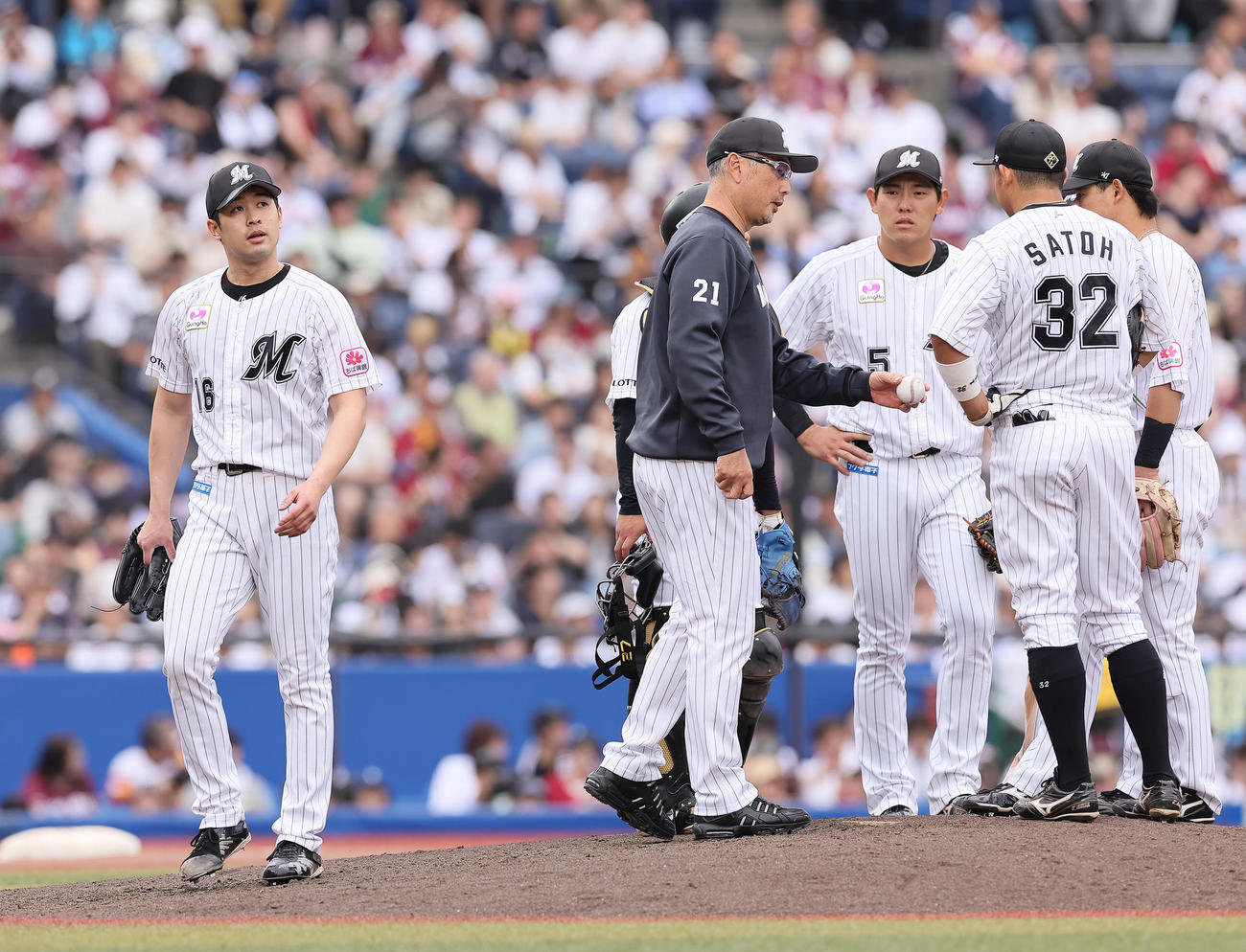 ロッテ対楽天　6回途中、マウンドを降りるロッテ種市。左から2人目は吉井監督（撮影・足立雅史）