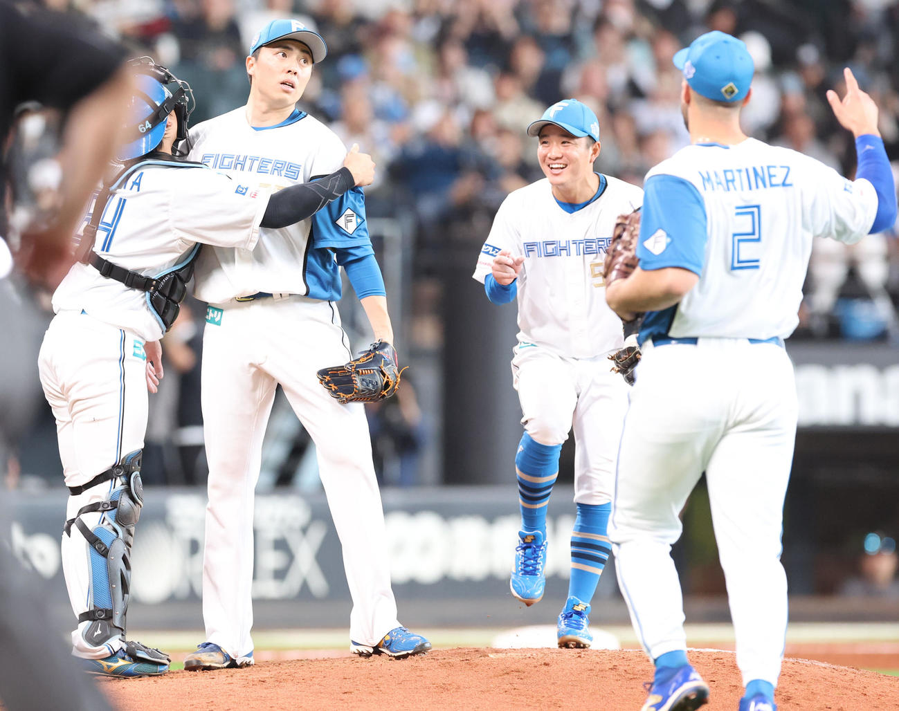 日本ハム対オリックス　オリックスに勝利し日本ハム田宮（左）に抱きつかれる田中正（撮影・佐藤翔太）