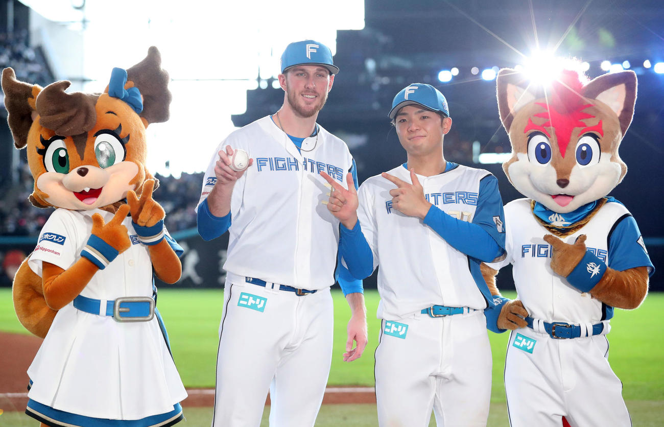 日本ハム対オリックス　試合終了後、フォトセッションをする来日初勝利を挙げた日本ハム・マーフィー（左）と郡司（撮影・佐藤翔太）