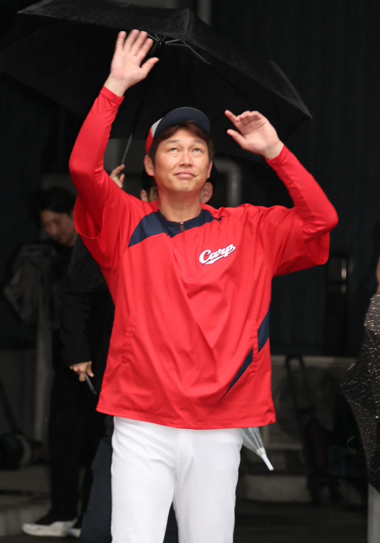 広島対阪神　屋内練習場での練習が終わり、ファンに手を振リ、球場に戻る広島新井監督（撮影・加藤孝規）