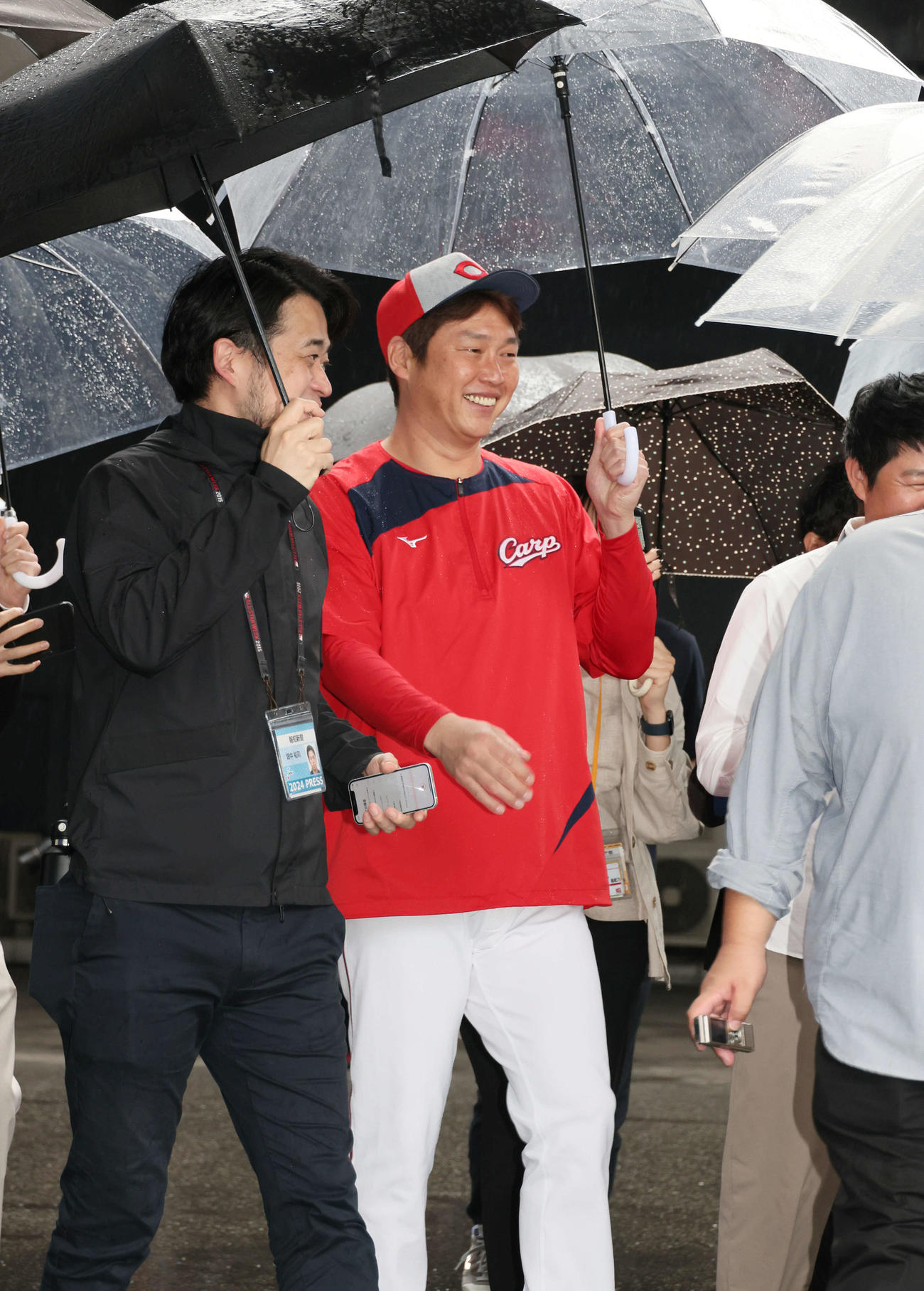 屋内練習場での練習が終わり、球場に戻る広島新井監督（撮影・加藤孝規）