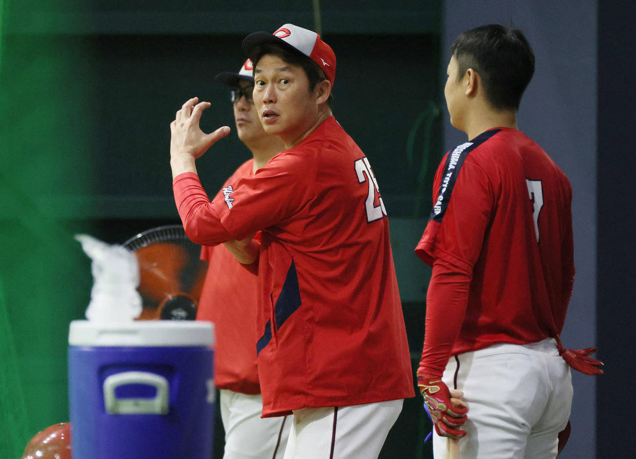 広島対阪神　堂林（右）に打撃指導する広島新井監督（撮影・加藤孝規）