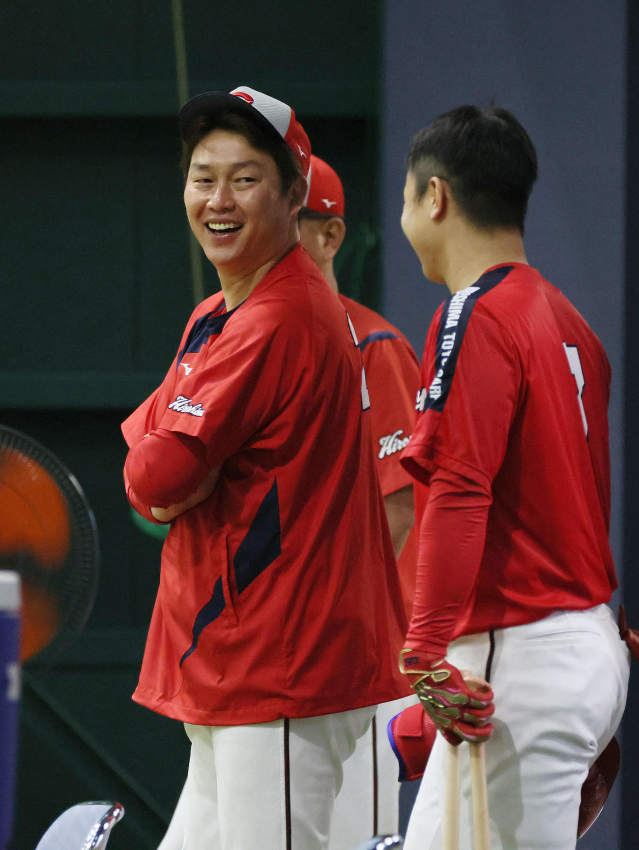 広島対阪神　堂林（右）と話し合う広島新井監督（撮影・加藤孝規）