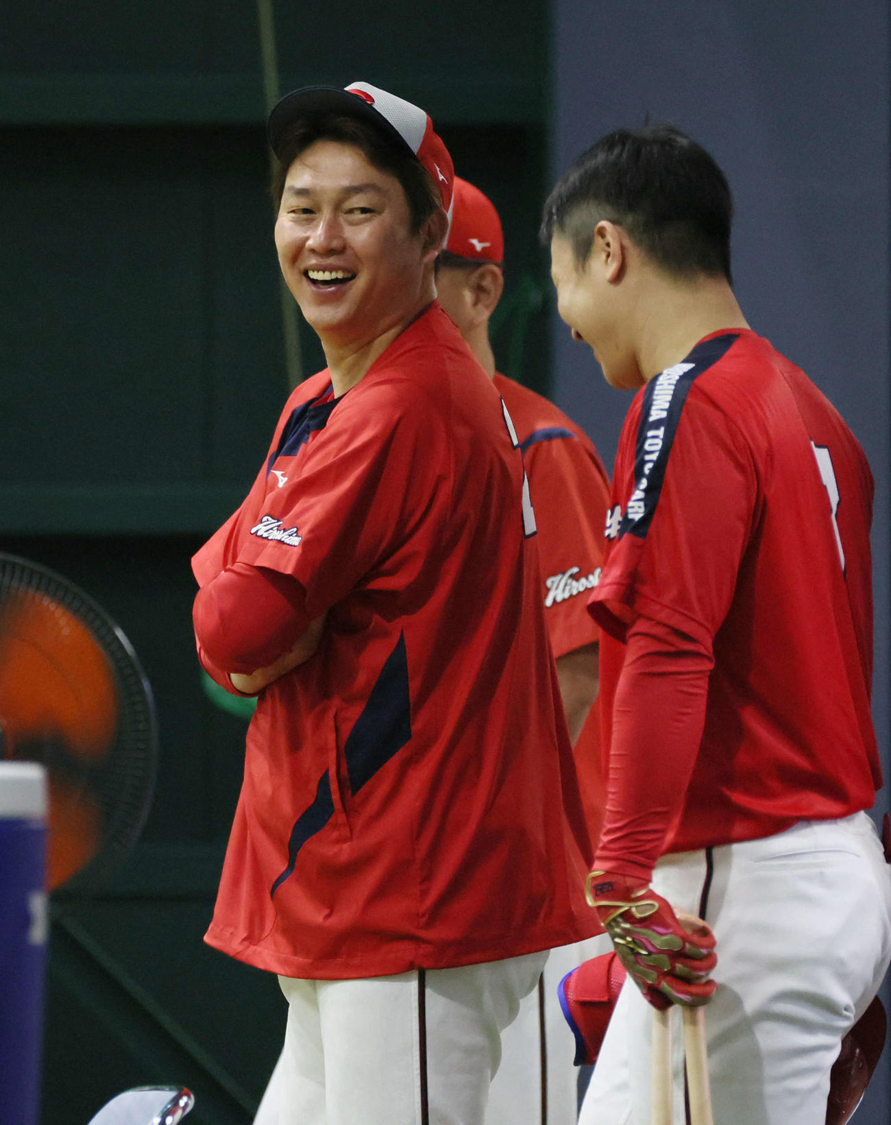 広島対阪神　堂林（右）と話し合う広島新井監督（撮影・加藤孝規）