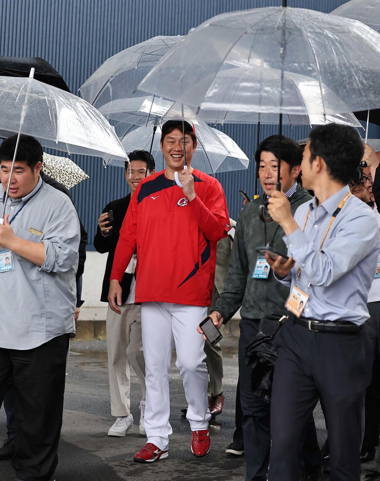 広島対阪神　笑顔を見せながら室内練習場を引き揚げる新井監督（撮影・上田博志）