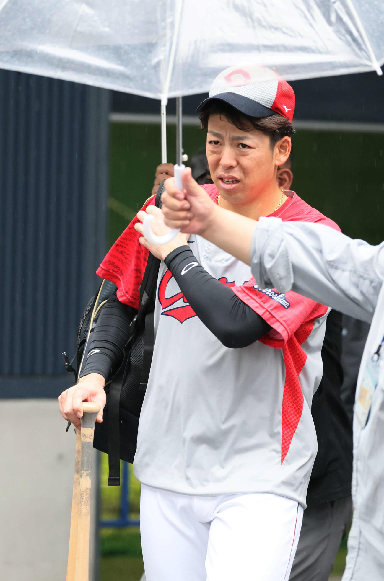 広島対阪神　屋内練習場での練習を終え、球場に戻る広島野間（撮影・加藤孝規）