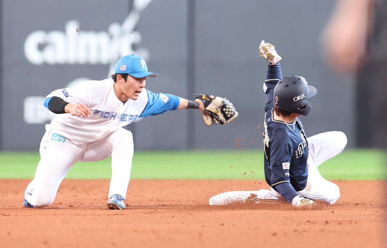 日本ハム対オリックス　3回表オリックス2死一塁、盗塁を失敗する渡部（撮影・佐藤翔太）
