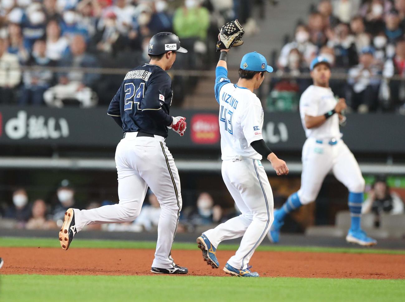 日本ハム対オリックス　5回表オリックス無死一塁、渡部のバントした打球が小フライになる。わざと捕球せずに一塁に送球し打者走者をアウトにする田宮。一塁を飛び出した紅林を一、二塁間で挟み併殺にする（撮影・黒川智章）