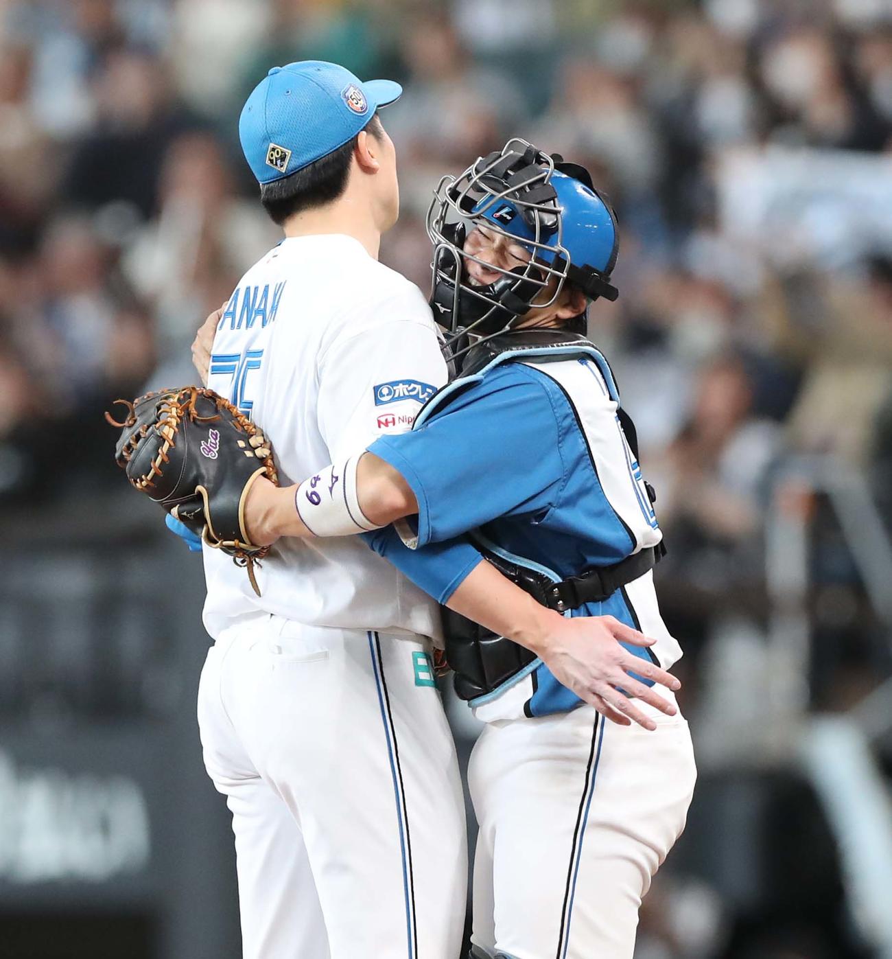 日本ハム対オリックス　試合後、田中正（左）と抱き合う田宮（撮影・黒川智章）