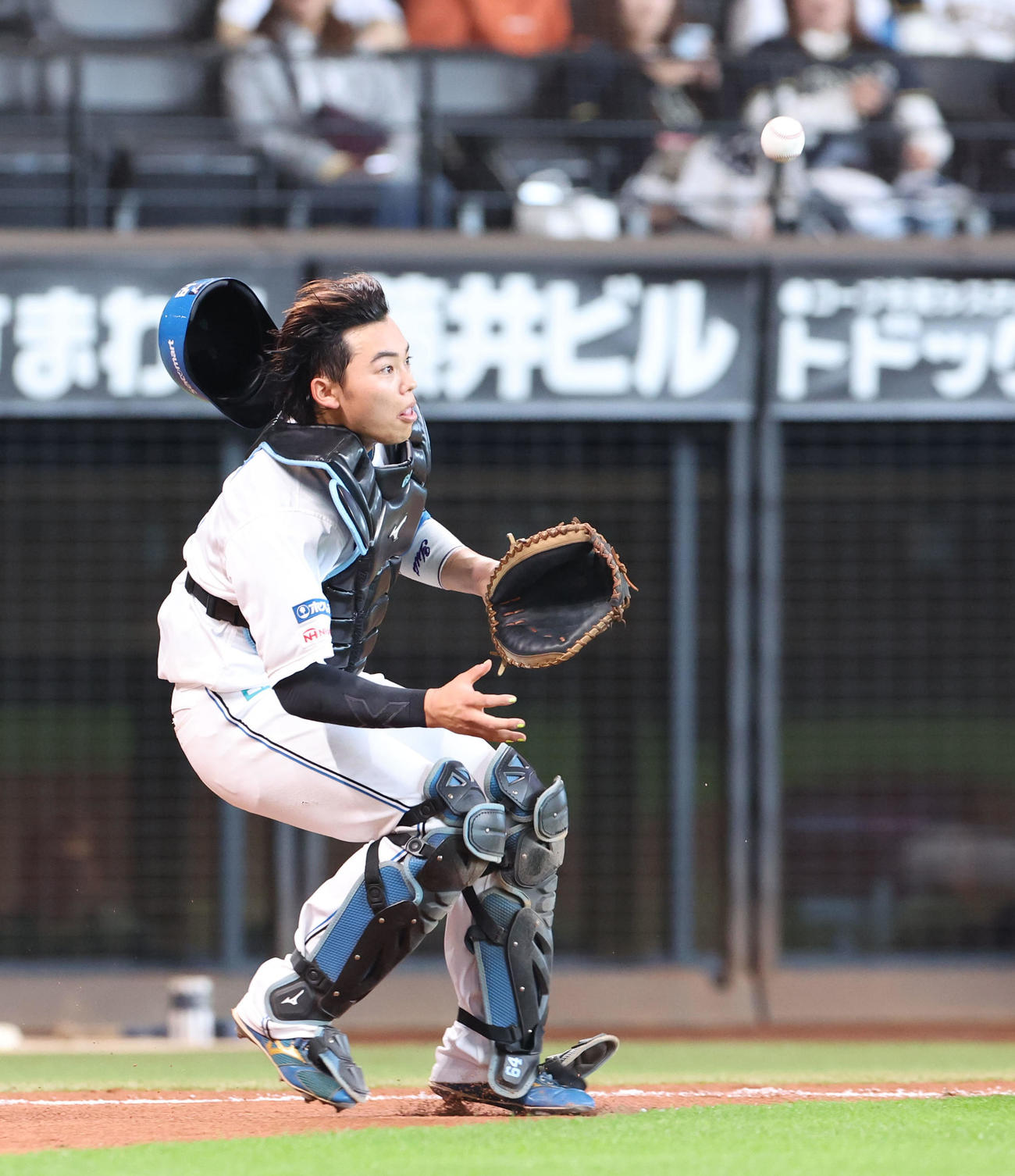 日本ハム対オリックス　5回表オリックス無死一塁、渡部の打球を追う田宮（撮影・佐藤翔太）