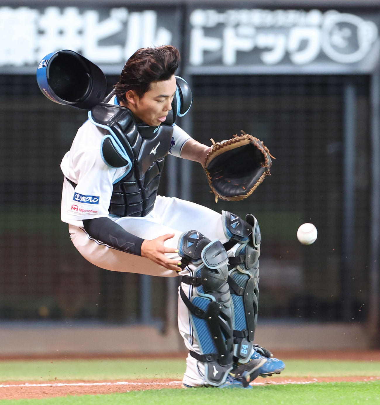 日本ハム対オリックス　5回表オリックス無死一塁、渡部の打球を捕球せずわざと落とす田宮（撮影・佐藤翔太）