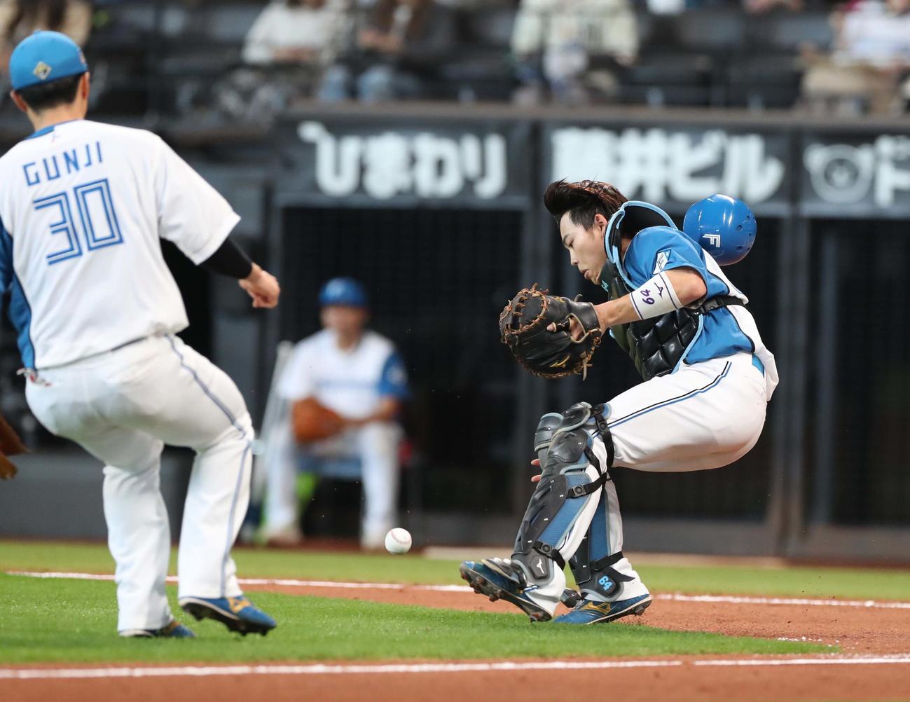 日本ハム対オリックス　5回表オリックス無死一塁、渡部のバントした打球が小フライになる。わざと捕球せずに一塁に送球し打者走者をアウトにする田宮（撮影・黒川智章）