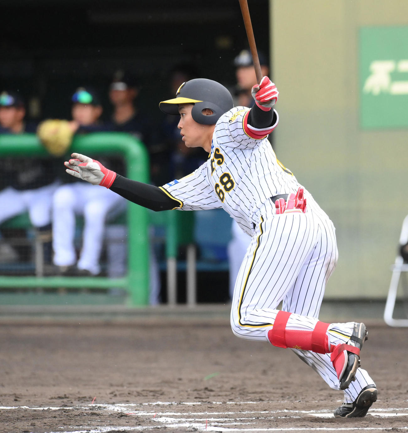 ウエスタン・リーグ　阪神対オリックス　6回裏阪神2死一塁、中川は中前安打を放つ（撮影・滝沢美穂子）