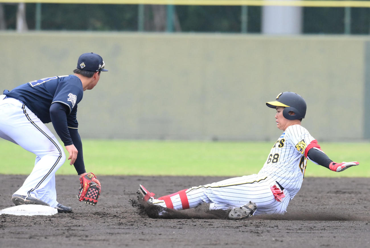 ウエスタン・リーグ　阪神対オリックス　3回裏阪神1死、中川は右越え二塁打を放つ（撮影・滝沢美穂子）