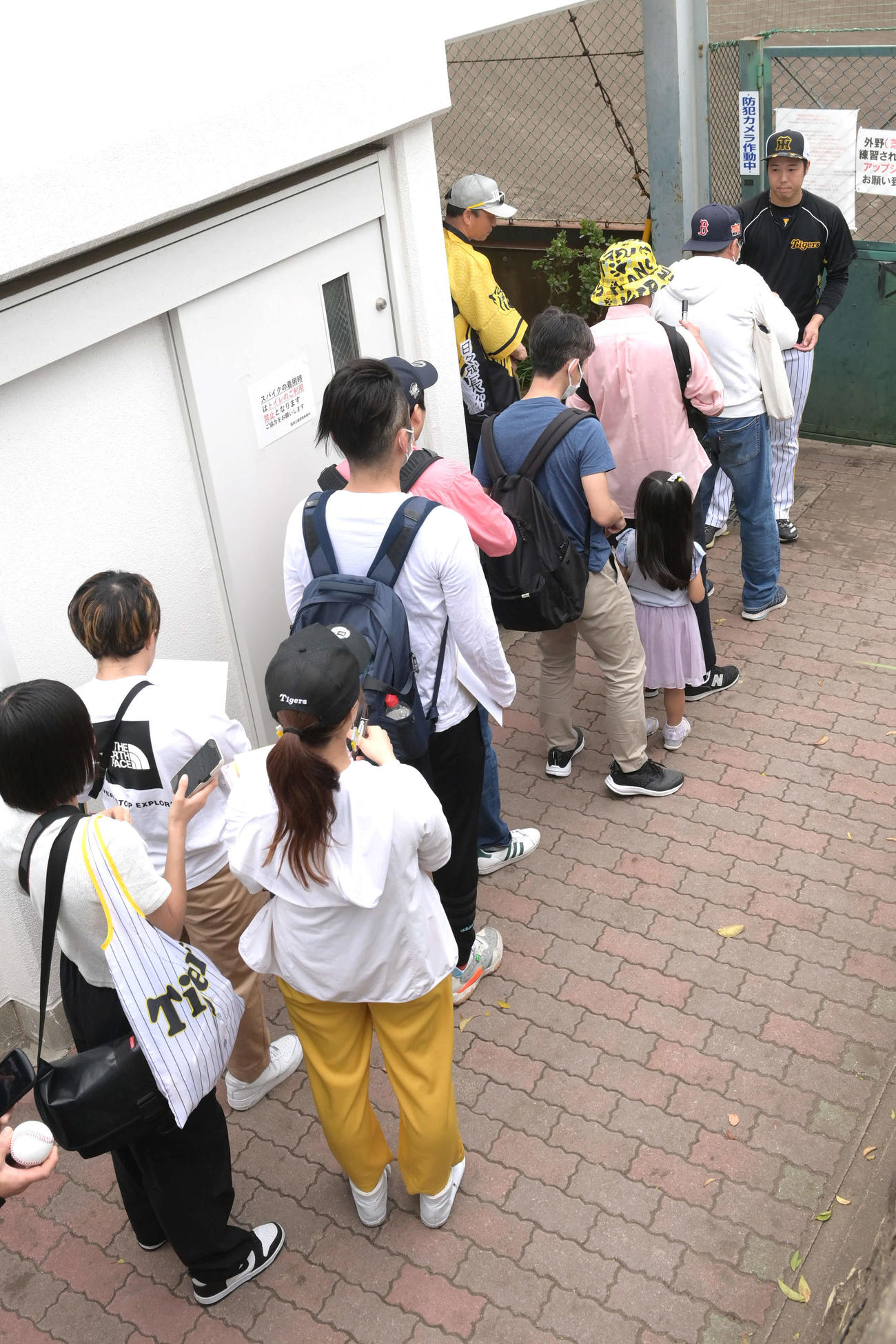 鳴尾浜での練習終了後、ファンへのサインに応じる阪神青柳（撮影・滝沢美穂子）
