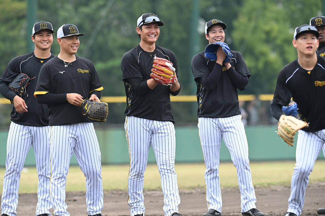 2軍での練習中、笑顔を見せる阪神青柳（左から4人目）ら（撮影・滝沢美穂子）
