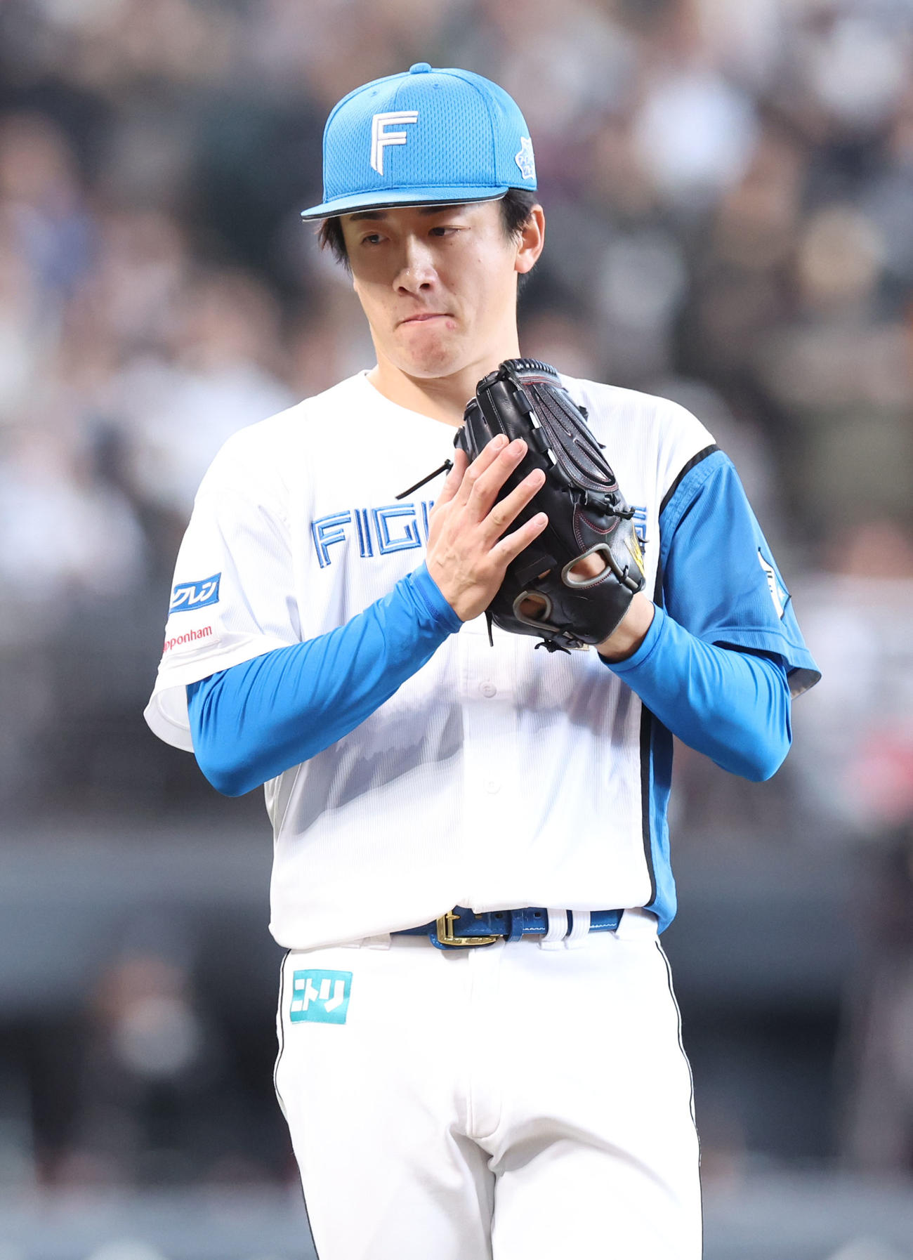 日本ハム対オリックス　4回表オリックス2死満塁、ゴンザレスを一ゴロに仕留めグラブをたたく北山（撮影・佐藤翔太）