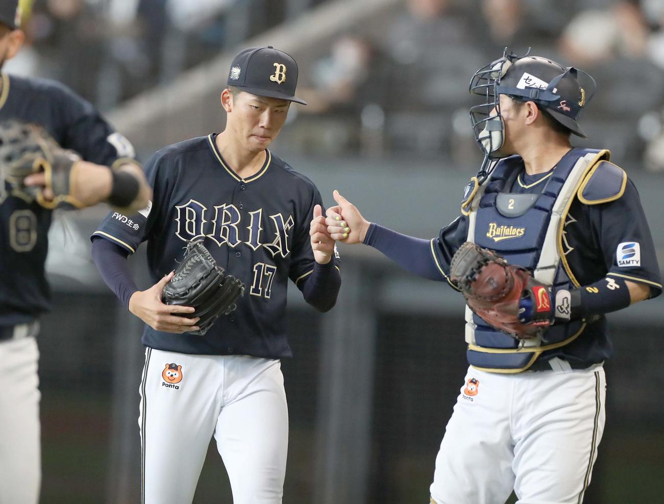 日本ハム対オリックス　4回裏、無失点に抑え若月（右）とタッチする曽谷（撮影・黒川智章）