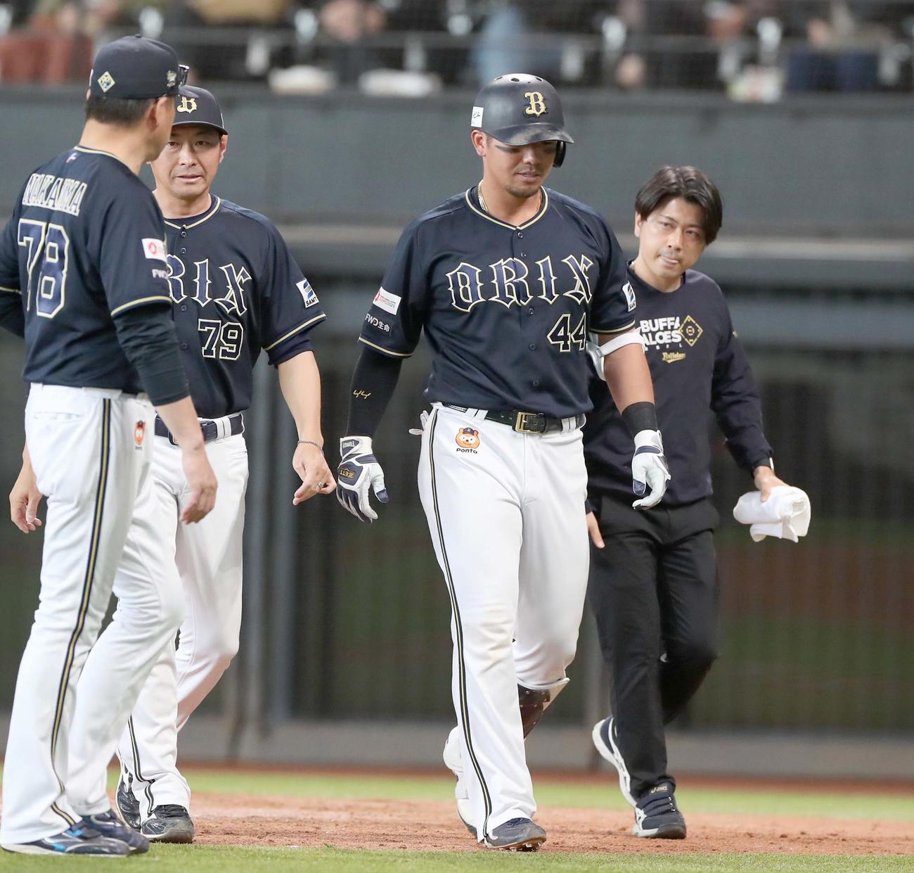 日本ハム対オリックス　9回表、死球を受けベンチに下がる頓宮（撮影・黒川智章）