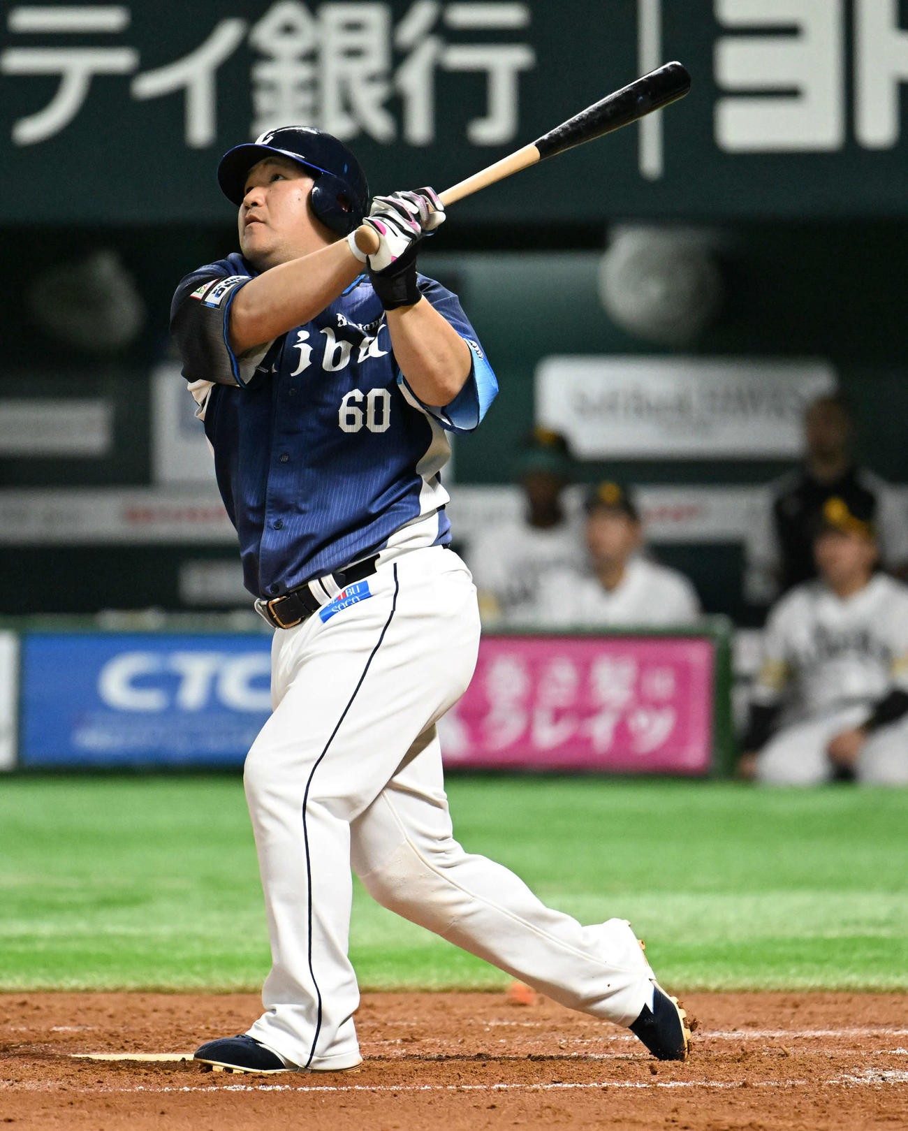 ソフトバンク対西武　4回表西武2死、中村は左中間に同点となる本塁打を放つ（撮影・林敢治）