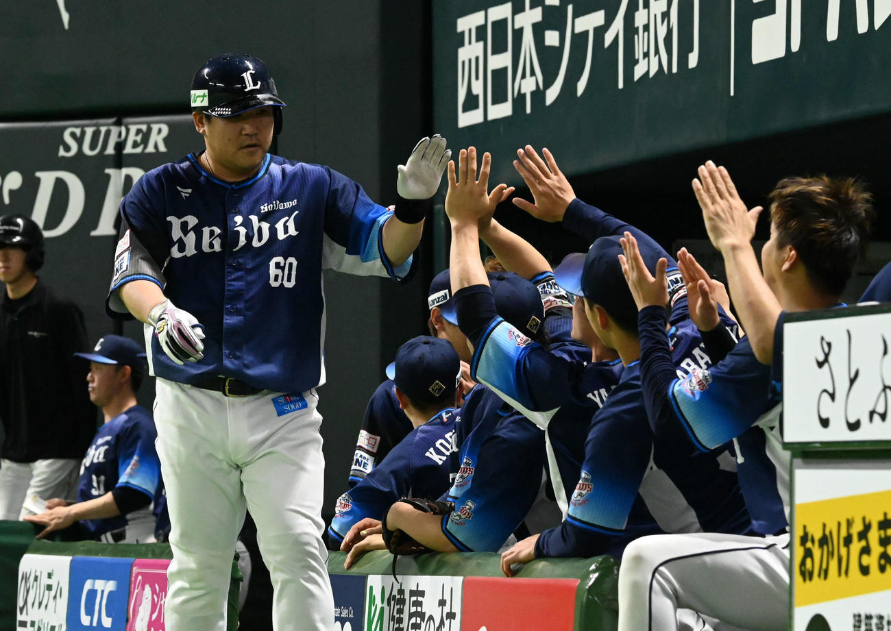 ソフトバンク対西武　4回表西武2死、中村は同点となる本塁打を放ちナインか迎えらる（撮影・林敢治）