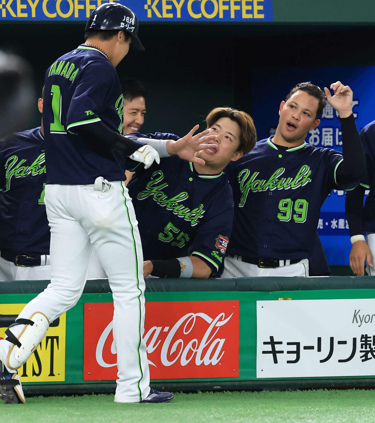 巨人対ヤクルト　3回表ヤクルト無死一塁、山田（左）が2点本塁打を放ち、笑顔で迎える村上（中央）、ヤフーレ（右）（撮影・浅見桂子）