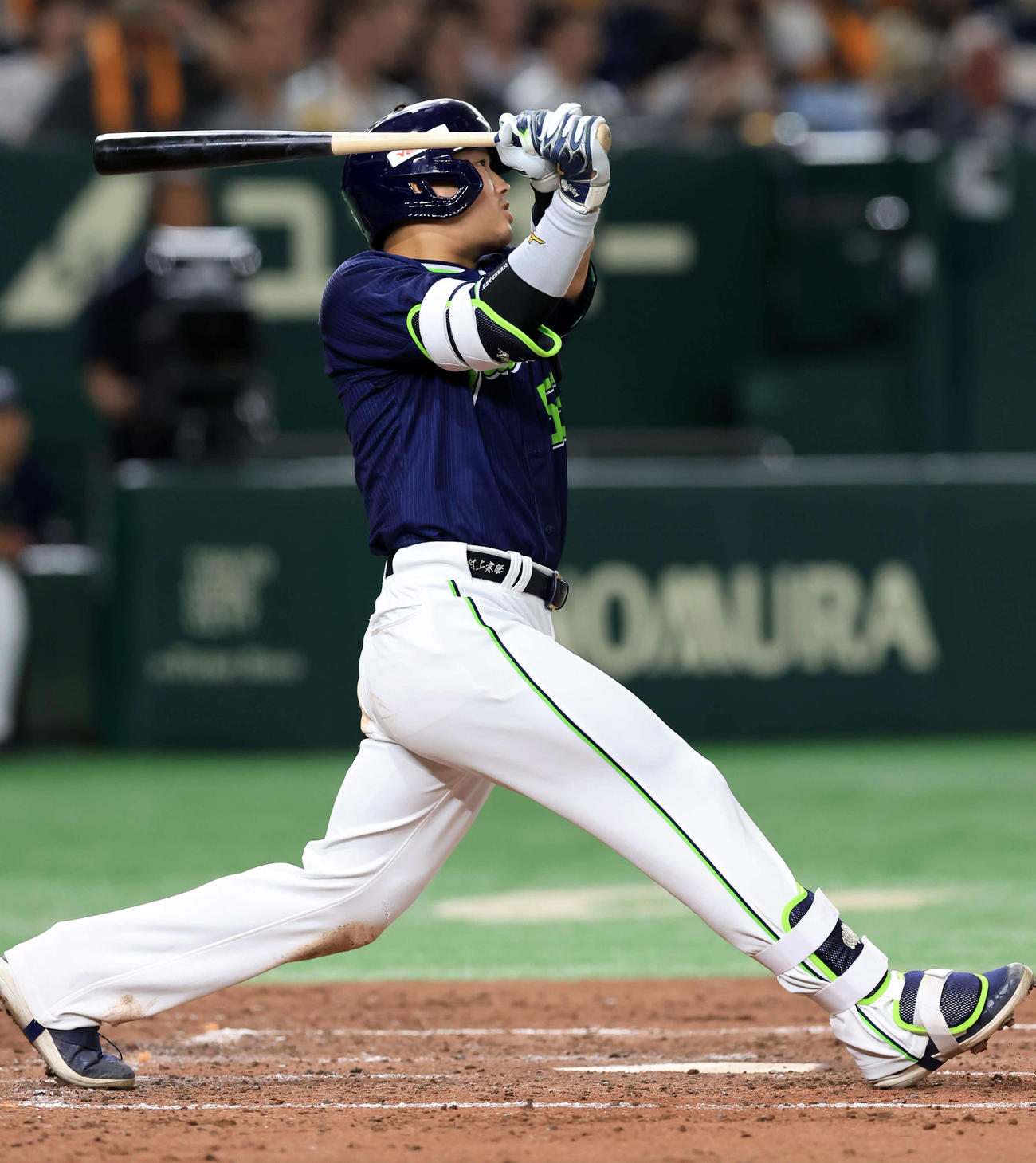 巨人対ヤクルト　4回表ヤクルト1死、村上は右中間ソロ本塁打を放つ（撮影・浅見桂子）