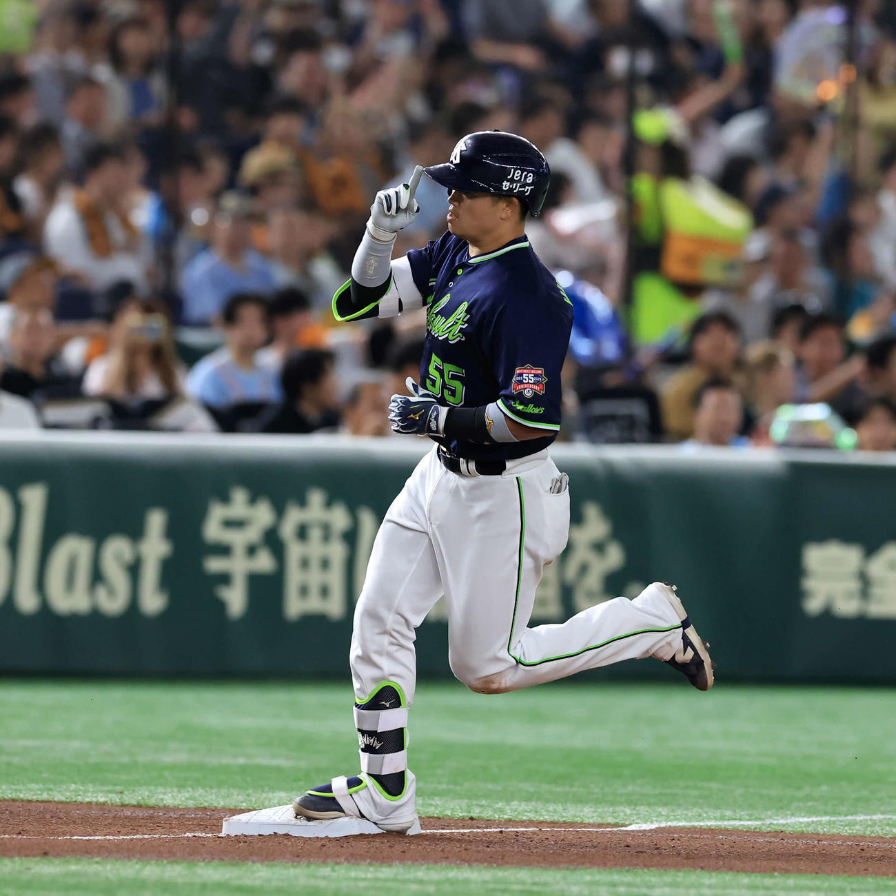 巨人対ヤクルト　4回表ヤクルト1死、村上は右中間ソロ本塁打を放ち、三塁を回る（撮影・浅見桂子）