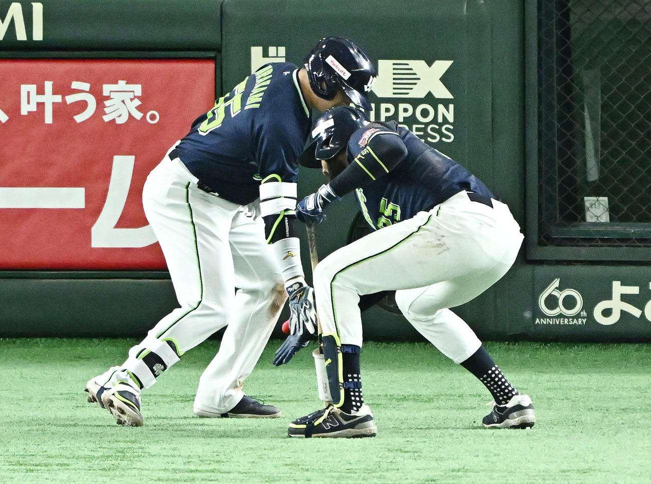 巨人対ヤクルト　4回表ヤクルト1死、ソロ本塁打を放った村上（左）は生還しサンタナとタッチをかわす（撮影・滝沢徹郎）
