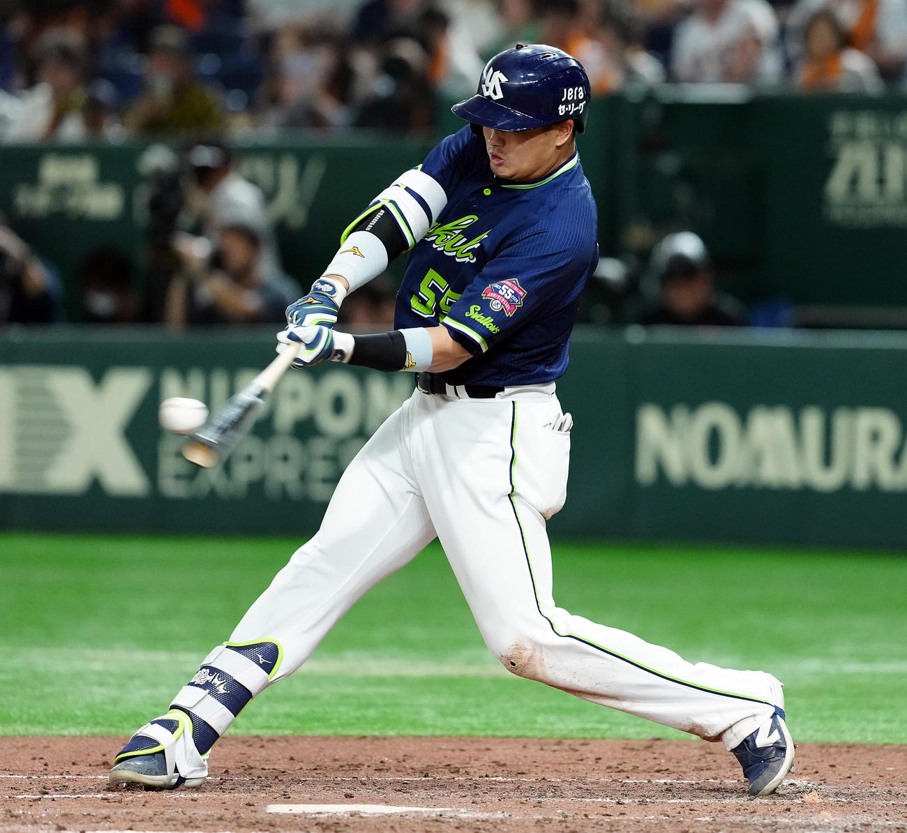 巨人対ヤクルト　4回表ヤクルト1死、右中間にソロ本塁打を放つ村上（撮影・たえ見朱実）