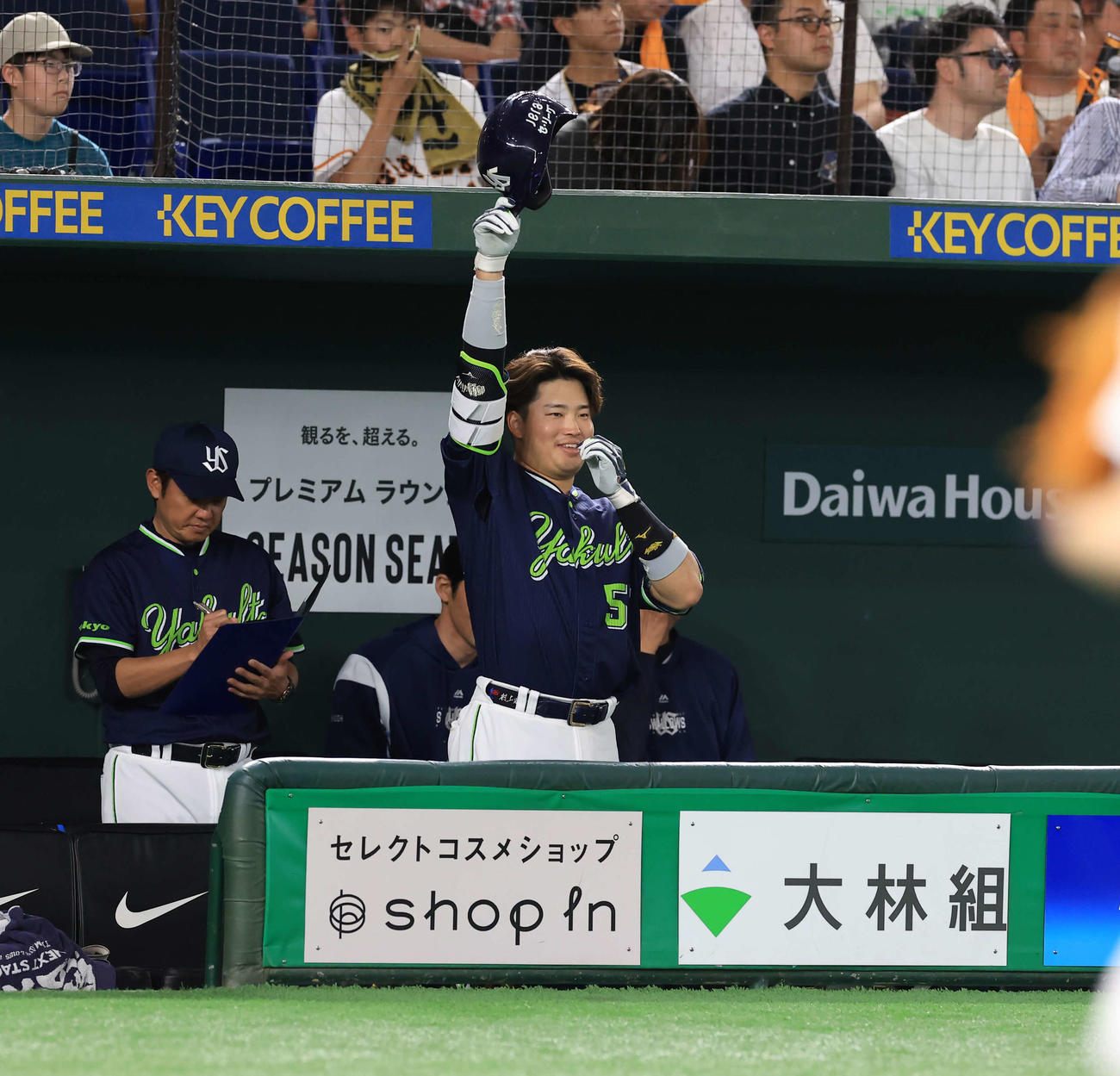 巨人対ヤクルト　8回表ヤクルト無死、増田が右前打を放ち、笑顔でベンチから手を上げる村上（撮影・浅見桂子）